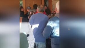 Tensiuni la Glyfada: o familie cu un bebeluș și un pacient cu cancer, evacuată din locuință Tensiuni la Glyfada: o familie cu un bebeluș și un pacient cu cancer, evacuată din locuință