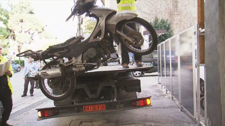 Primăria Atenei lansează o amplă operațiune de îndepărtare a motocicletelor și vehiculelor abandonate pentru decongestionarea centrului orașului