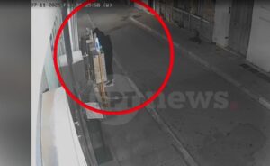 Video surprinzător: Doi bărbați au spart un automat de suveniruri în centrul orașului Plaka Video surprinzător: Doi bărbați au spart un automat de suveniruri în centrul orașului Plaka