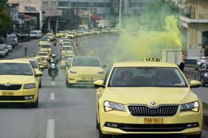 Protest masiv al taximetriștilor în centrul Atenei împotriva privatizării transportului public Protest masiv al taximetriștilor în centrul Atenei împotriva privatizării transportului public