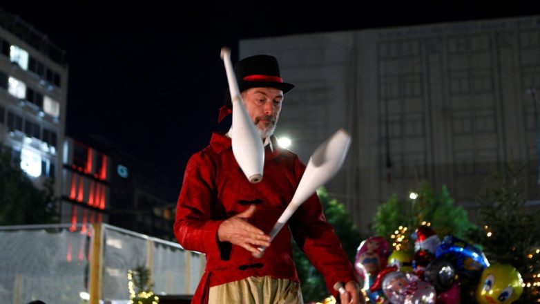 „Noaptea Roșie” aduce magia Crăciunului în Piața Pireului