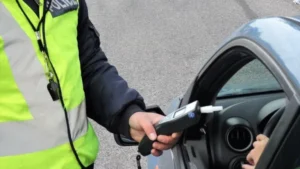 Operațiune extinsă a poliției în Attica: peste 11.000 de teste alcoolscopice în weekend și 14 șoferi arestați Operațiune extinsă a poliției în Attica: peste 11.000 de teste alcoolscopice în weekend și 14 șoferi arestați
