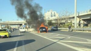 Mașină cuprinsă de flăcări în mers pe Bulevardul Poseidonos