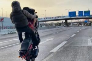 Trei tineri, arestați pentru cascadorii periculoase cu motocicletele pe străzile din Attica