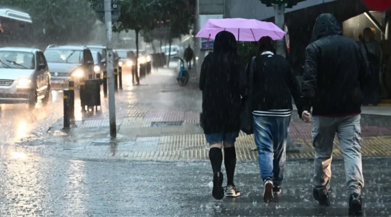 Vremea: Ploi abundente și furtuni puternice în toată țara. Avertismente privind scăderea temperaturilor