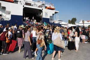 Prima mare excursie a verii: aproximativ 100.000 de turiști pleacă spre destinații insulare în minivacanța de trei zile