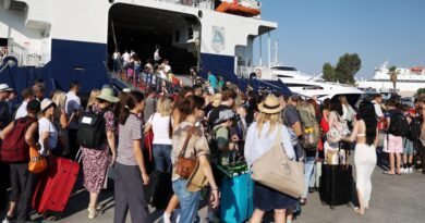 Prima mare excursie a verii: aproximativ 100.000 de turiști pleacă spre destinații insulare în minivacanța de trei zile