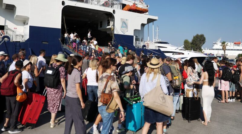 Prima mare excursie a verii: aproximativ 100.000 de turiști pleacă spre destinații insulare în minivacanța de trei zile